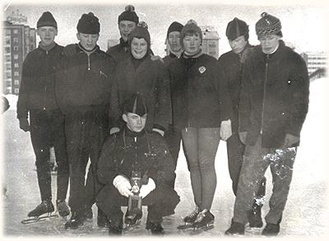 Näin se porukka kasvoi; Esko Tienhaara, Pentti Kiiskinen, Timo Männikkö, Tyyne Hemmilä, Toivo Kettunen, Kerttu Kotisaari, Matti Vesa, Lauri Vesa ja edessä Pentti Hautala