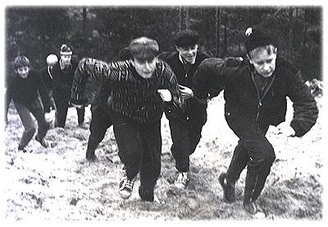 Tässä tulee jo "toinen sukupolvi" Aimo Kivioja ja Eero Hämeenaho lippalakeissaan ja Raimo Mustonen tupsupipossa. Näkyy siellä takana myös Kauko Ahmala pipossaan! Ollaan Virpiniemessä tekemässä mäkivetoja.