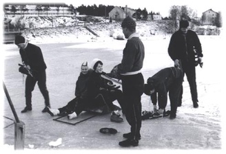Kajaanissa TUL:n leirillä joulukuussa 2-8.12.1962. Valmentaja oli Jaakko Niemi kuvassa keskellä seisoen. Vasemmalla Jouni Valtanen ja oikealla Timo Männikkö Tarmosta, istumassa Riitta Noronen Jyväskylän Lohesta sekä Ritva Aaltonen Tampereelta.